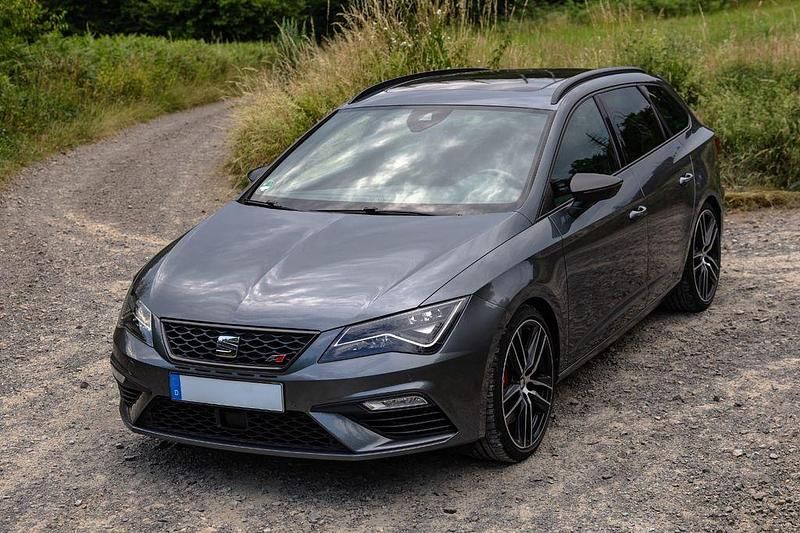 Grau Gebraucht 2018 Cupra Leon Limousine | 21.500 € (Fairer Preis) - Bild 1/4