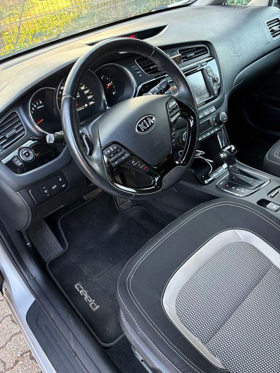Gebraucht Kia Ceed Spirit 135 PS (99 kW) 2014 Silber Kleinwagen