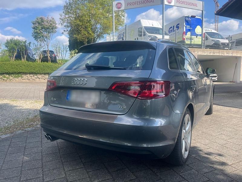 Grau Gebraucht 2015 Audi A3 Sportback Ambition Kombi | 14.000 € (Guter Preis) - Bild 1/4