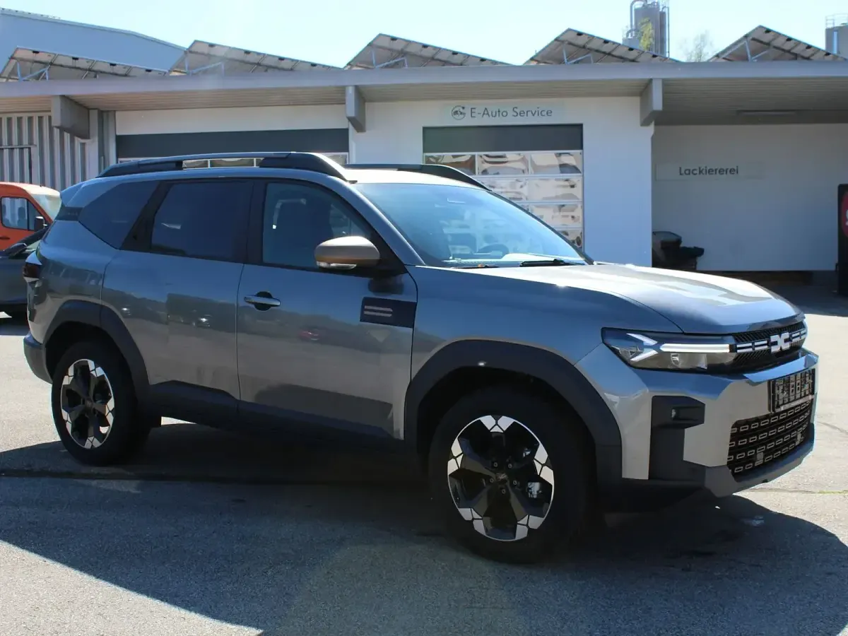 Neu Dacia Bigster Extreme 131 PS (96 kW) 2025 Grau (schiefergrau) schwarz (stoff) SUV