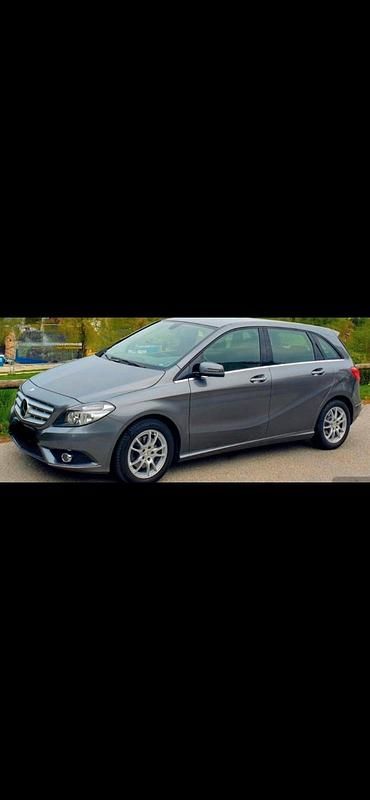 Grau Gebraucht 2013 Mercedes B200 Van / Kleinbus | 7.400 € (Guter Preis) - Bild 1/2