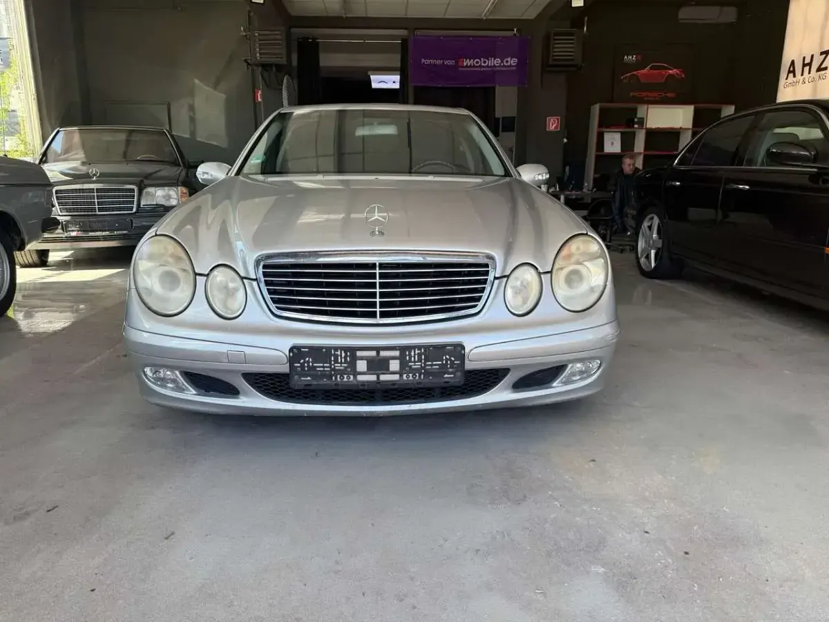 Gebraucht Mercedes E220 150 PS (110 kW) 2002 Brillantsilber Limousine