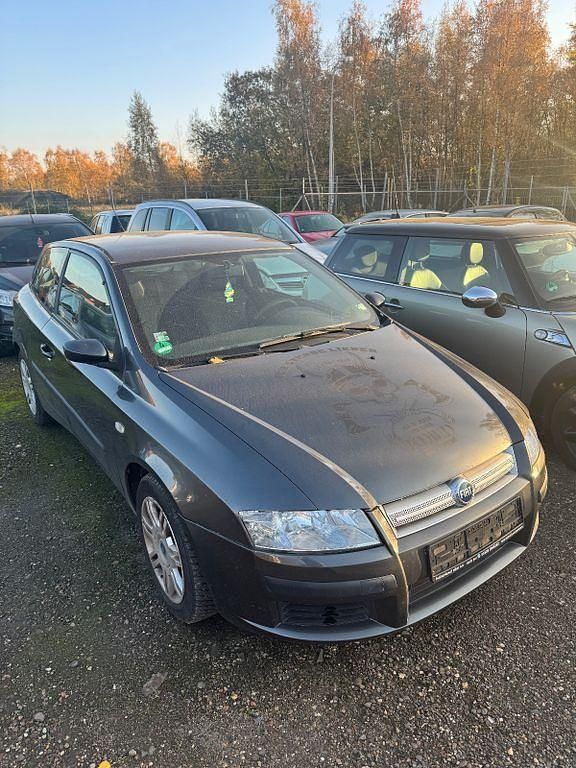 Grau Gebraucht 2002 Fiat Stilo Dynamic Limousine | 1.599 € (Etwas zu teuer) - Bild 1/4