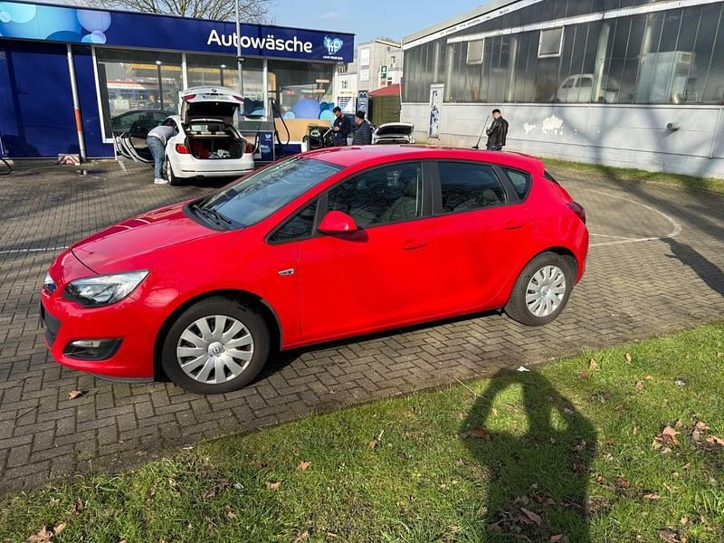 Gebraucht Opel Astra Selection 116 PS (85 kW) 2015 Rot Limousine