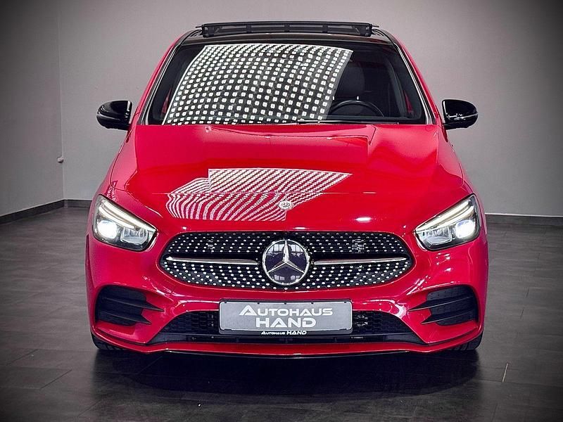 Gebraucht Mercedes B200 AMG line 150 PS (110 kW) 2019 Rot Van / Kleinbus