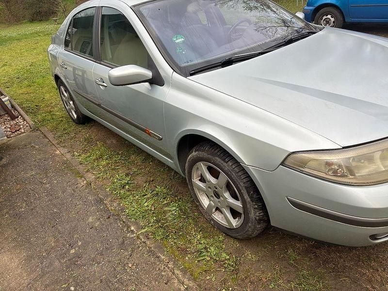 Silber Gebraucht 2002 Renault Laguna II Initiale Limousine | 600 € (Superpreis) - Bild 1/4