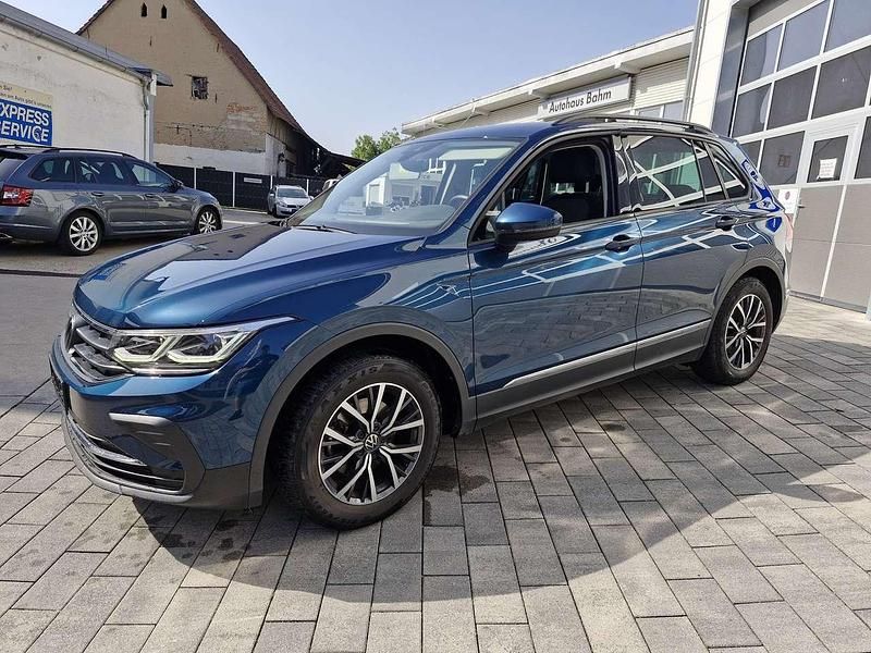 Nightshade blue metallic Gebraucht 2022 VW Tiguan Life SUV | 23.450 € (Superpreis) - Bild 1/4