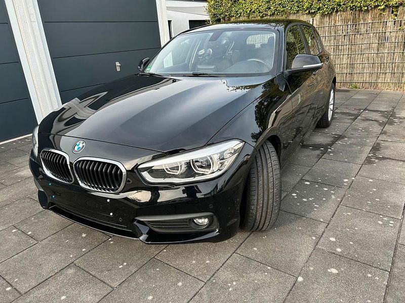 Schwarz Gebraucht 2019 BMW 118 Advantage Kleinwagen | 17.999 € (Fairer Preis) - Bild 1/4