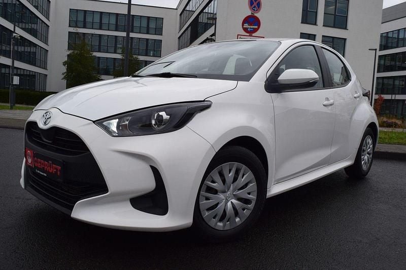 Weiß Gebraucht 2022 Toyota Yaris Comfort Kleinwagen | 12.499 € (Guter Preis) - Bild 1/4