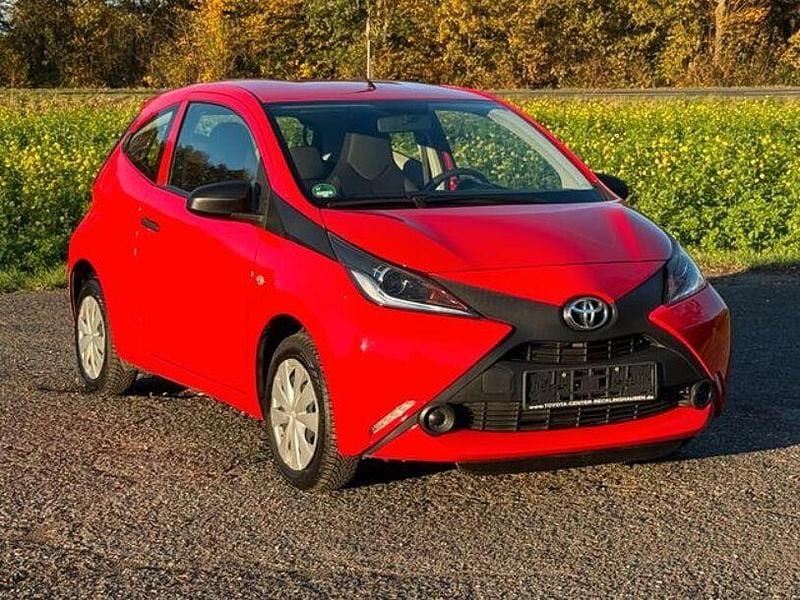 Rot Gebraucht 2018 Toyota Aygo Business Edition Kleinwagen | 4.690 € (Fairer Preis) - Bild 1/4