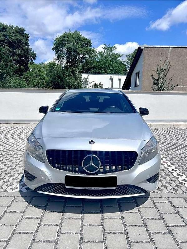 Grau Gebraucht 2013 Mercedes A180 Limousine | 12.800 € (Fairer Preis) - Bild 1/4