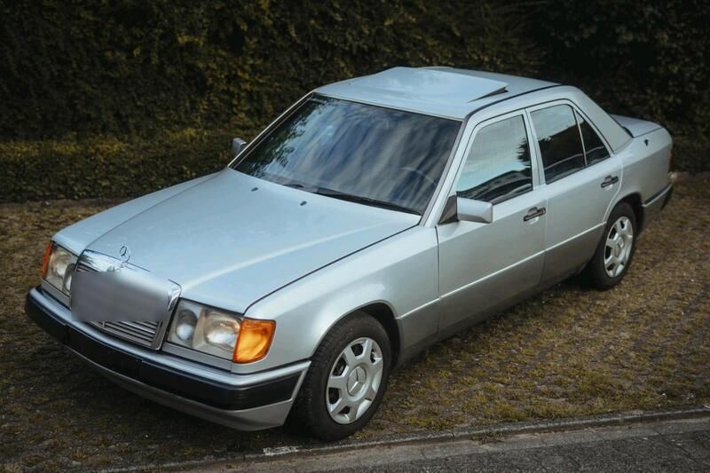 Silber Gebraucht 1992 Mercedes E230 Limousine | 4.200 € - Bild 1/4