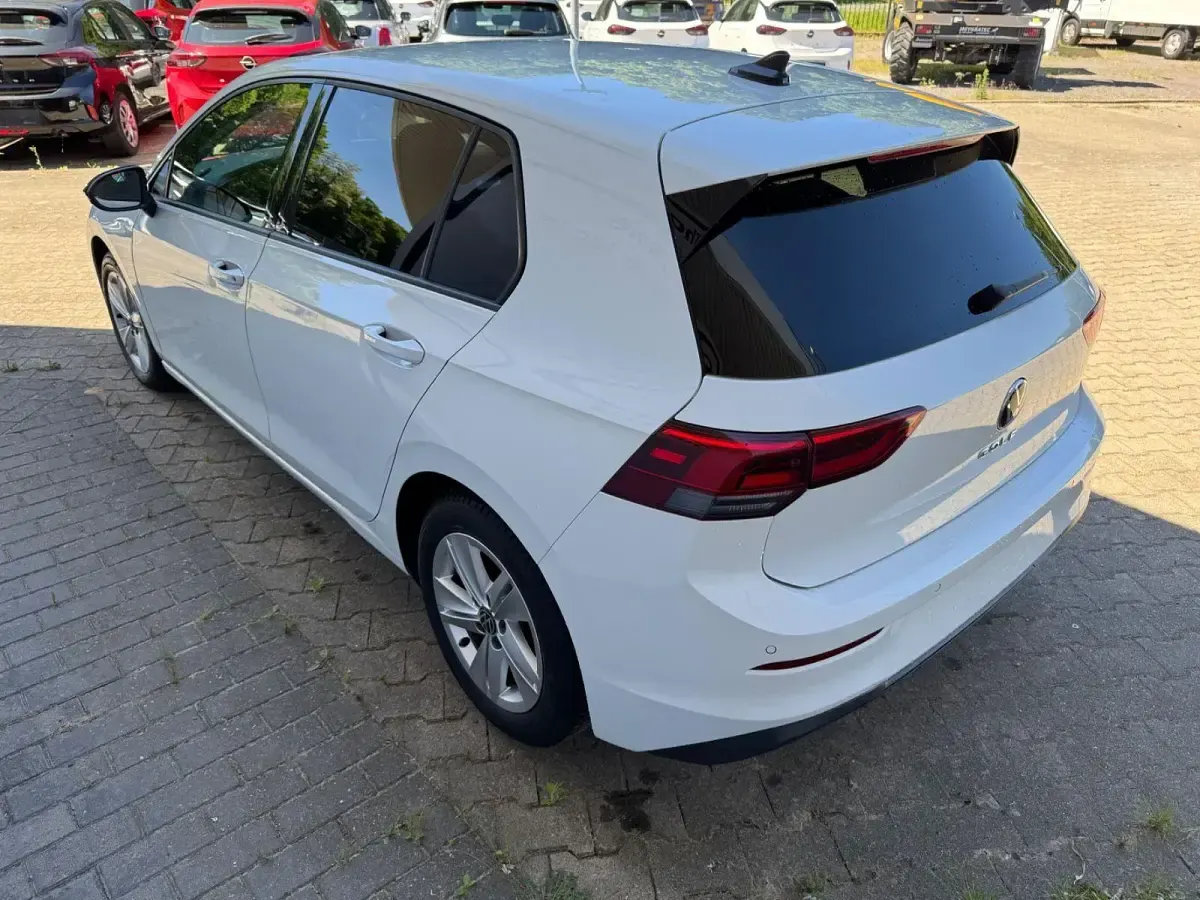 Gebraucht VW Golf VIII 150 PS (110 kW) 2021 Weiß Limousine