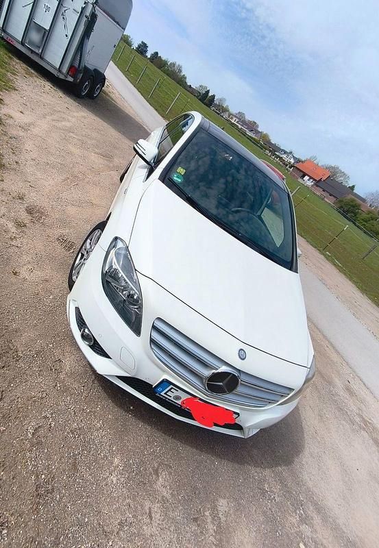 Gebraucht Mercedes B180 122 PS (89 kW) 2012 Weiß Van / Kleinbus