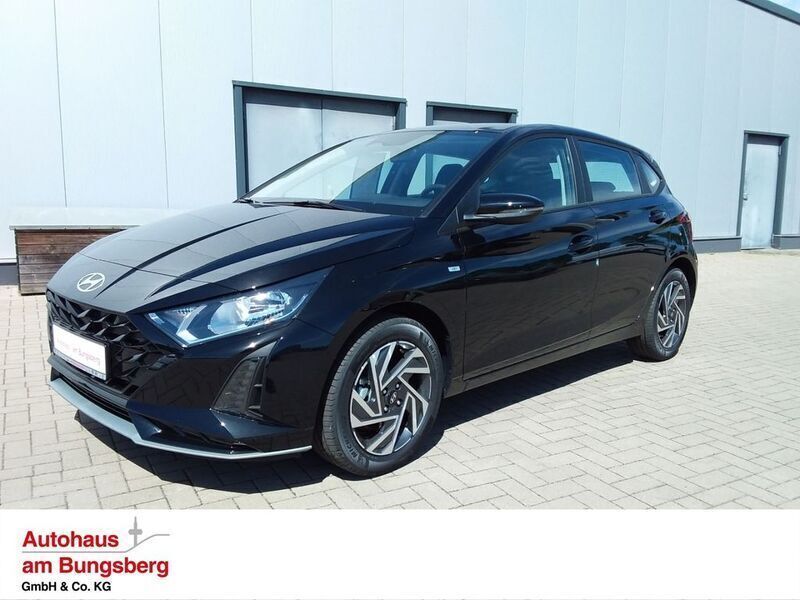 Schwarz Neu 2024 Hyundai i20 Trend Limousine | 21.490 € (Fairer Preis) - Bild 1/3