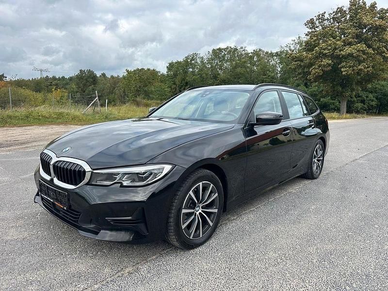 Schwarz Gebraucht 2021 BMW 320 Sport Line Kombi | 21.500 € (Superpreis) - Bild 1/4