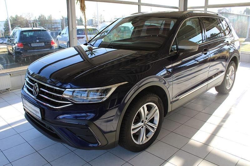 Blau Gebraucht 2022 VW Tiguan Allspace Life SUV | 29.900 € (Etwas zu teuer) - Bild 1/4