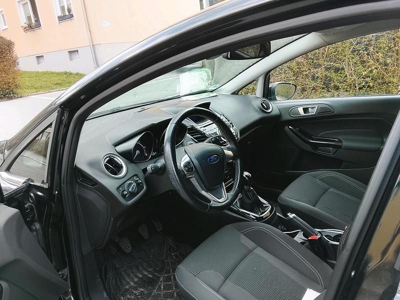 Gebraucht Ford Fiesta 95 PS (69 kW) 2015 Schwarz Kleinwagen