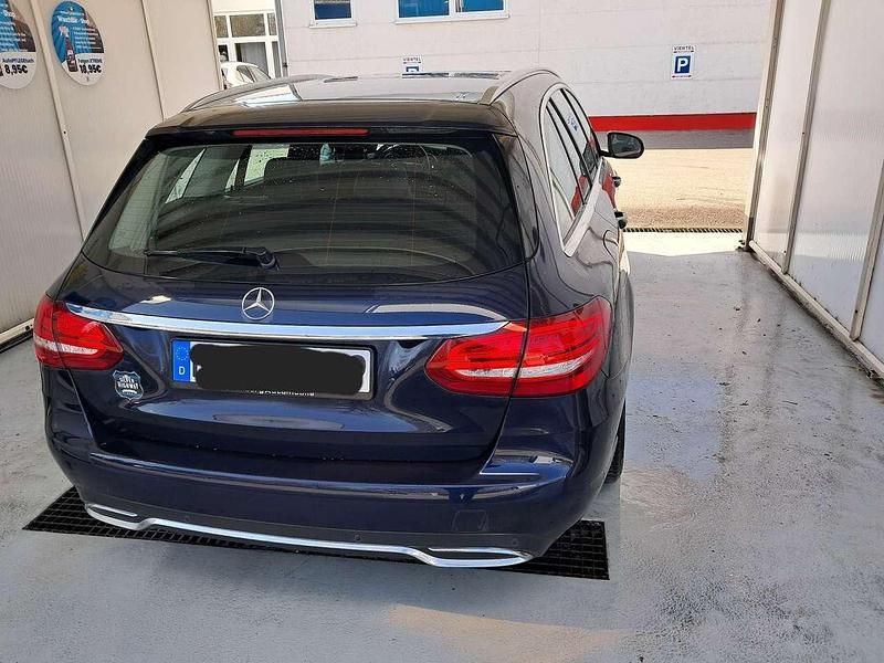 Gebraucht Mercedes C180 156 PS (114 kW) 2016 Blau Kombi