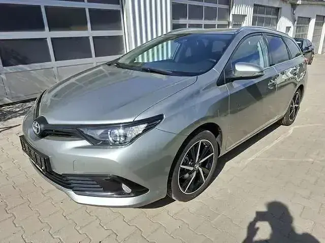 Gebraucht Toyota Auris Team 116 PS (85 kW) 2018 New medium silver/ grey Kombi