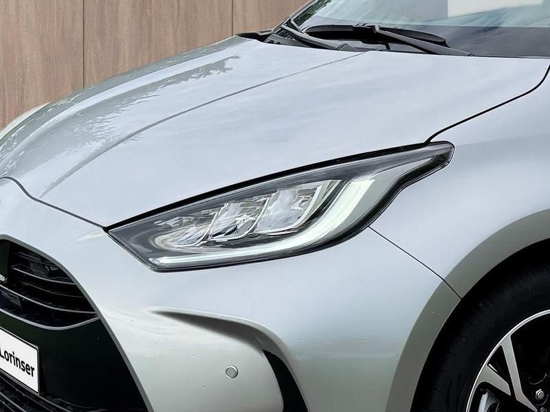 Neu Toyota Yaris Hybrid 117 PS (86 kW) 2025 Silber Limousine