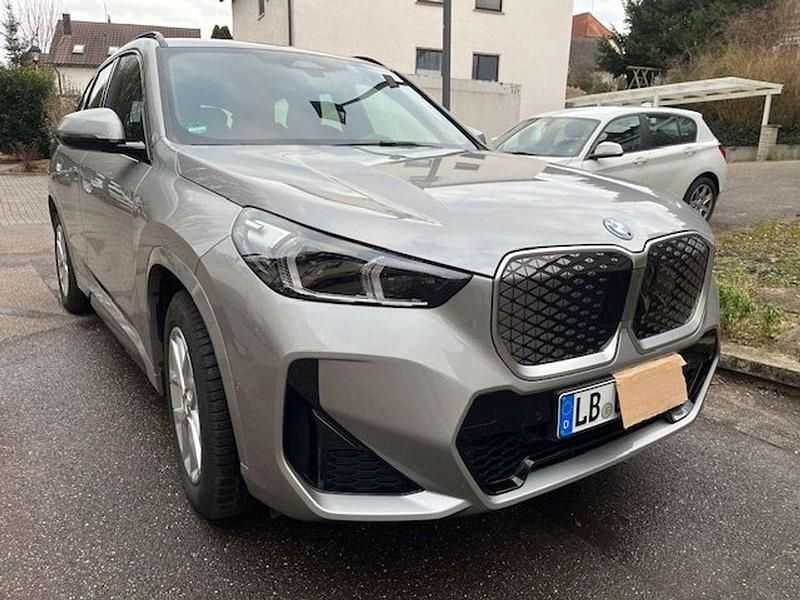 Silber Gebraucht 2024 BMW iX1 M Sport SUV | 39.990 € (Superpreis) - Bild 1/4