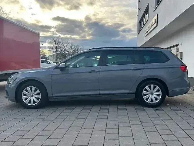 Gebraucht VW Passat Basis 150 PS (110 kW) 2023 Mondsteingrau Kombi