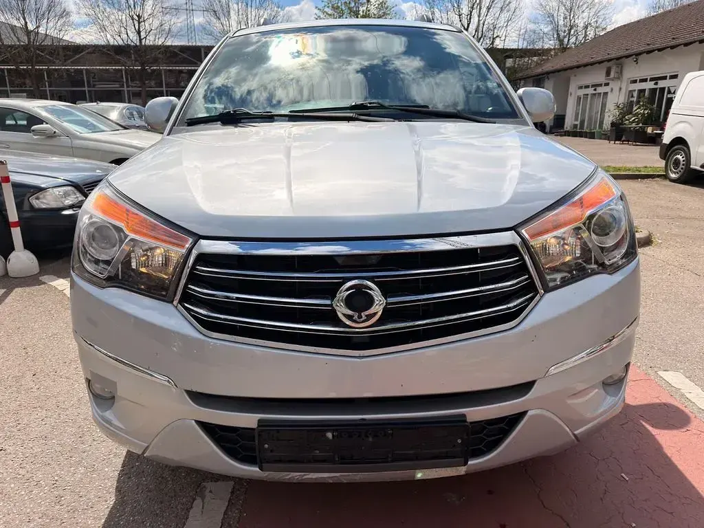 Gebraucht SsangYong Rodius Quartz 155 PS (114 kW) 2015 Silber Van / Kleinbus