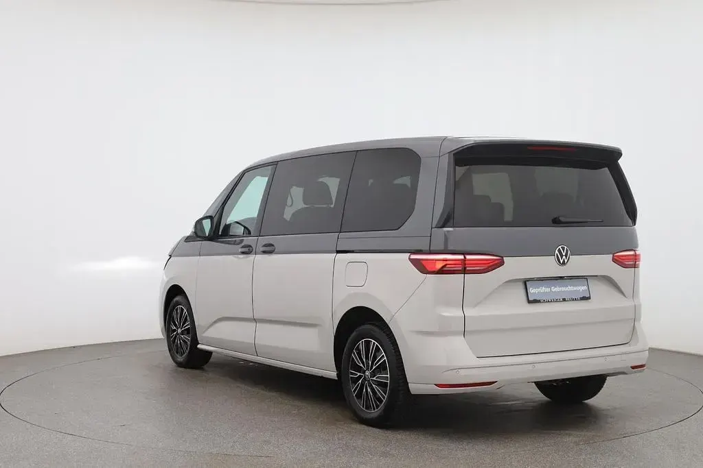 Gebraucht VW Multivan Life 136 PS (100 kW) 2023 Grau Van / Kleinbus