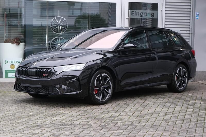 Black magic perleffekt Neu 2024 Skoda Octavia RS Kombi | 41.729 € (Etwas zu teuer) - Bild 1/4