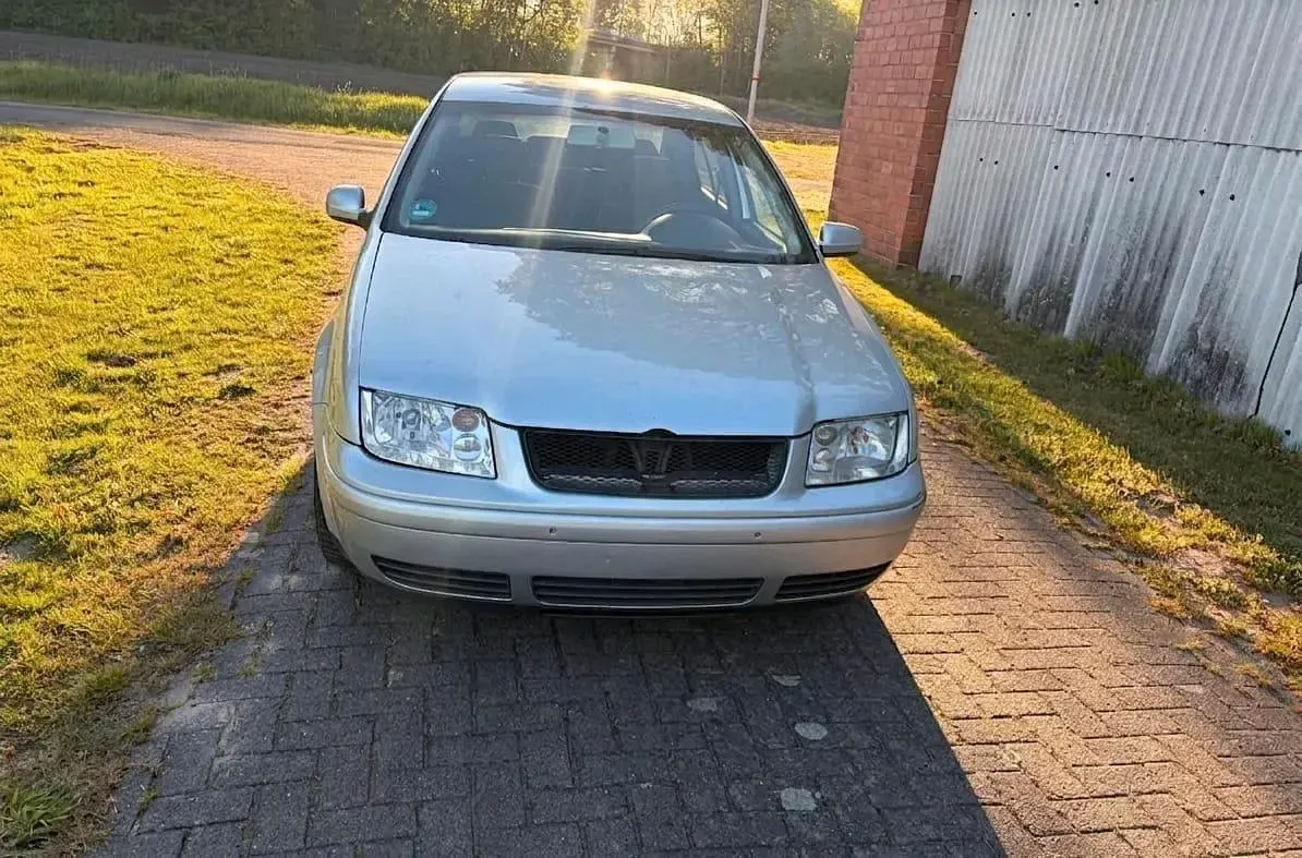 Usata VW Bora 131 CV (96 kW) 2003 Argento Berlina