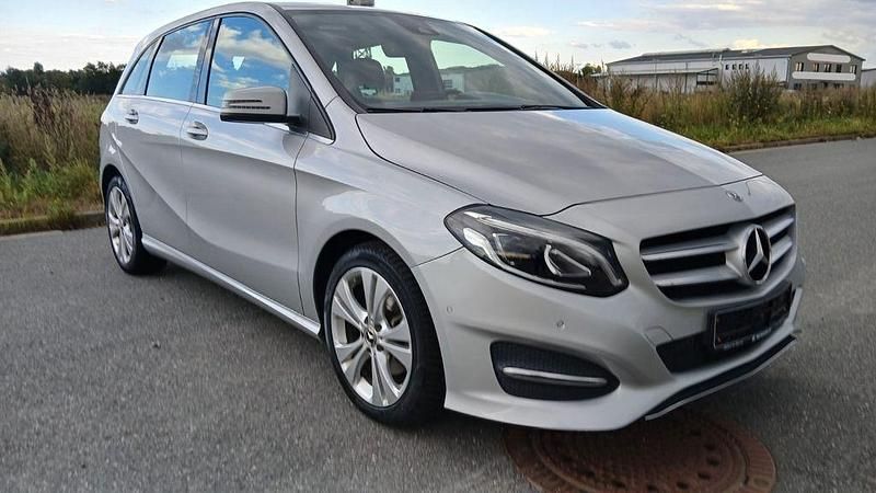 Silber Gebraucht 2018 Mercedes B180 Urban Van / Kleinbus | 16.499 € (Fairer Preis) - Bild 1/4