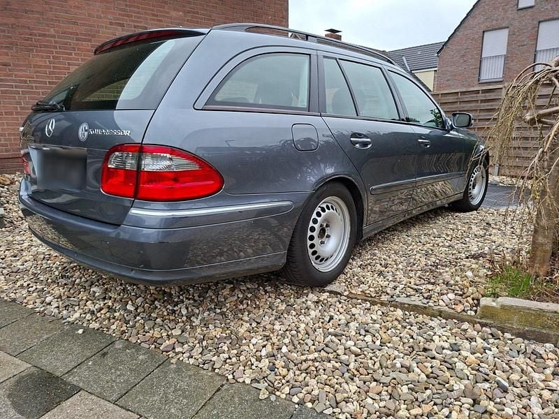 Gebraucht Mercedes E200 184 PS (135 kW) 2008 Grau Kombi