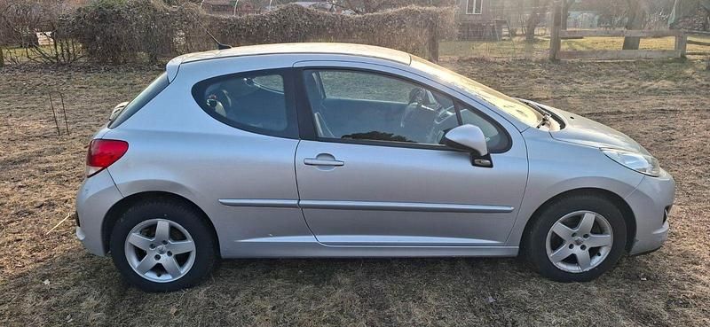 Gebraucht Peugeot 207 95 PS (69 kW) 2010 Silber Kleinwagen