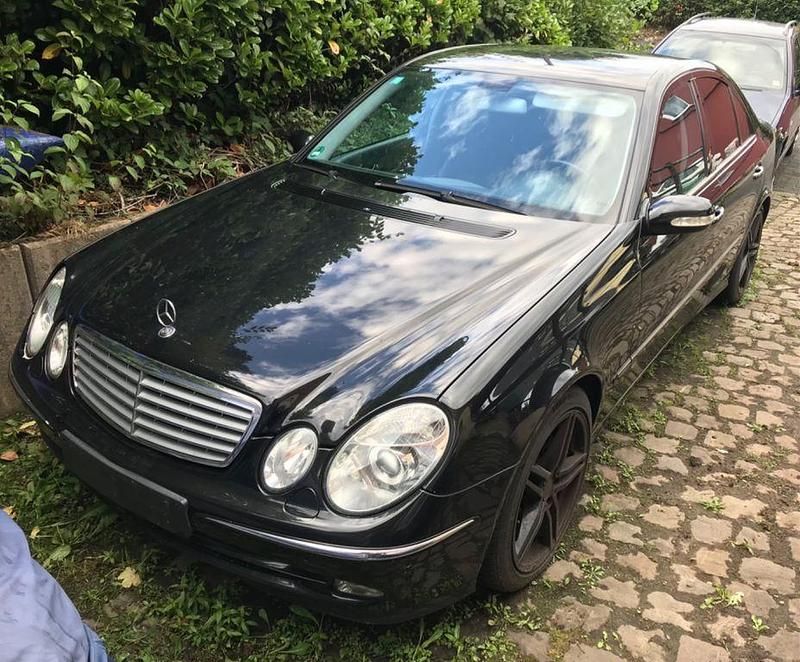 Schwarz Gebraucht 2004 Mercedes E220 Avantgarde Limousine | 1.900 € (Guter Preis) - Bild 1/4