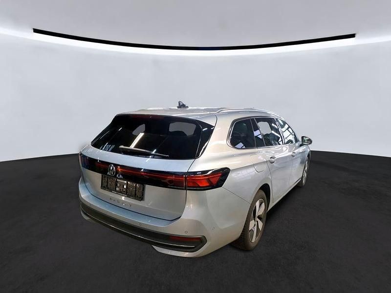 Gebraucht VW Passat R 150 PS (110 kW) 2024 Silber Kombi