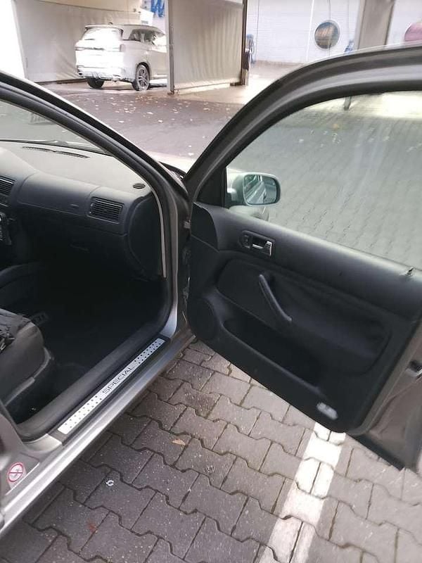 Grün Gebraucht 2002 VW Golf IV Trendline Kombi | 1.250 € (Fairer Preis) - Bild 1/4