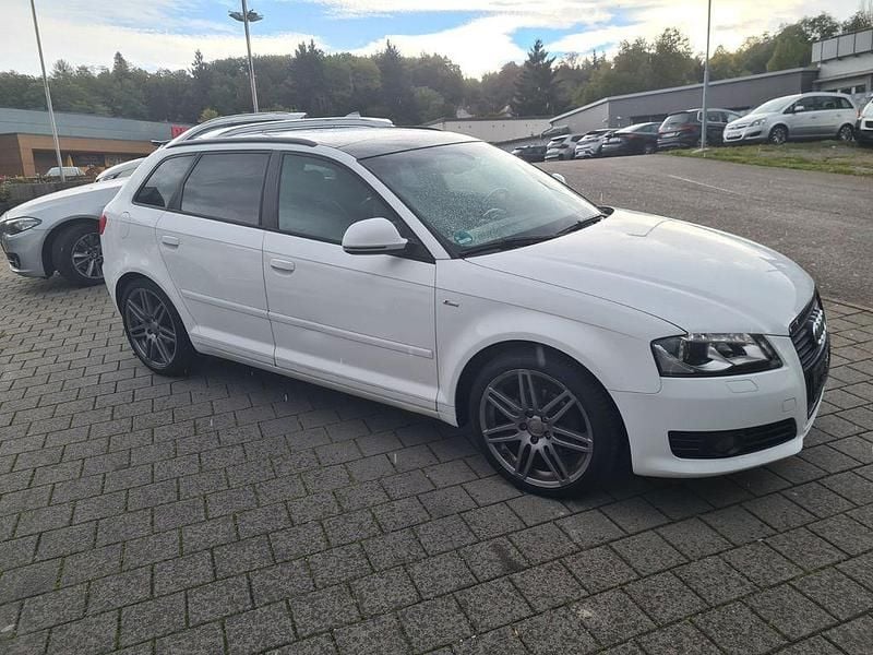 Weiß Gebraucht 2009 Audi A3 Sportback S-Line Limousine | 6.700 € (Guter Preis) - Bild 1/4