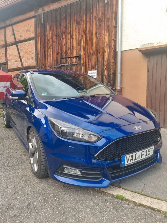 Blau Gebraucht 2018 Ford Focus ST Limousine | 21.500 € (Etwas zu teuer) - Bild 1/4