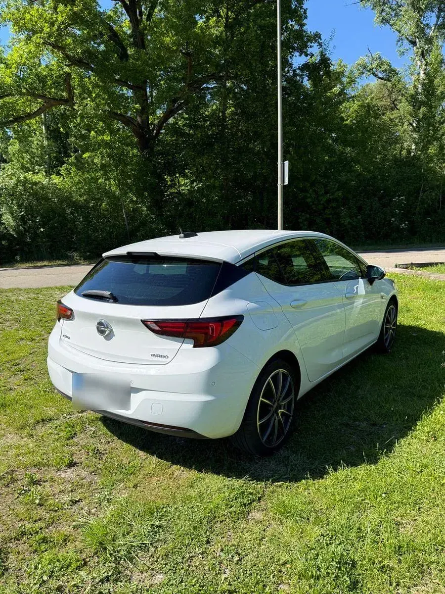 Używany Opel Astra Dynamic 150 KM (110 kW) 2017 Biały Sedan/Limuzyna
