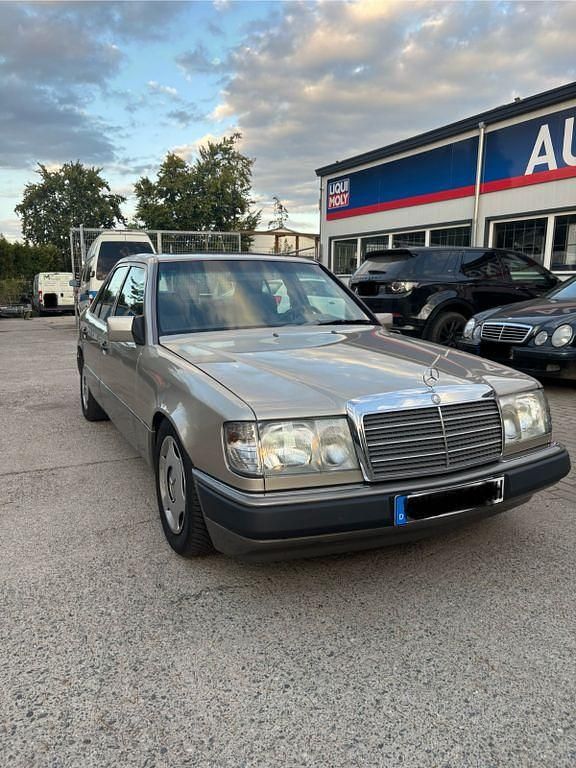 Beige Gebraucht 1990 Mercedes E230 Limousine | 7.600 € - Bild 1/4