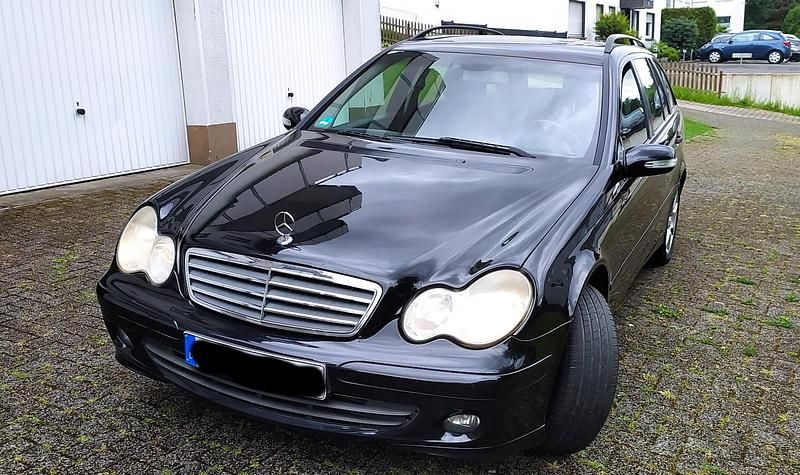 Schwarz Gebraucht 2006 Mercedes 220 Kombi | 1.650 € - Bild 1/4