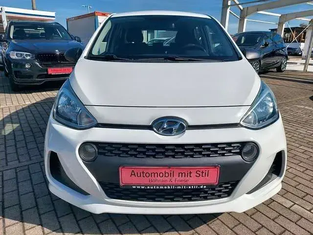 Gebraucht Hyundai i10 Trend 87 PS (63 kW) 2018 Weiß Kleinwagen