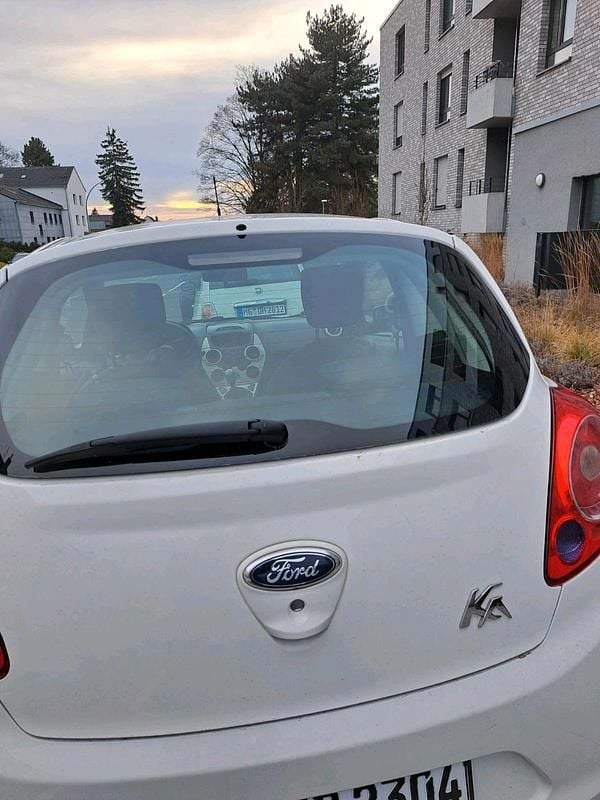 Weiß Gebraucht 2016 Ford Ka Kleinwagen | 4.950 € (Fairer Preis) - Bild 1/4