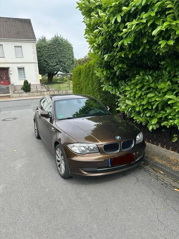 Braun Gebraucht 2011 BMW 118 Kleinwagen | 6.999 € (Fairer Preis) - Bild 1/4