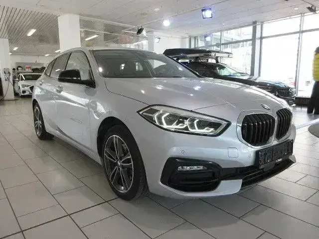 Gebraucht BMW 118 Sport Line 140 PS (102 kW) 2020 Glaciersilber metallic Kleinwagen