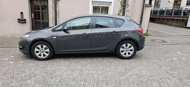 Grau Gebraucht 2015 Opel Astra Style Kleinwagen | 7.000 € (Etwas zu teuer) - Bild 1/4