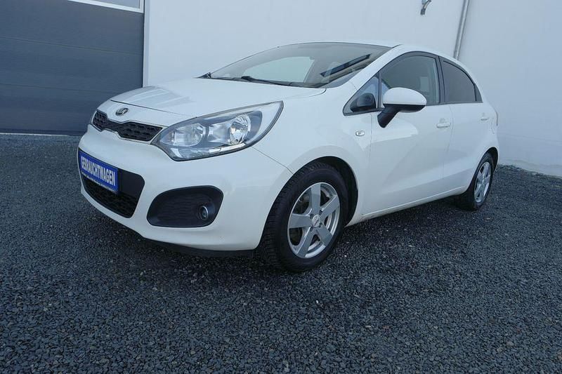 Gebraucht Kia Rio FIFA World Cup Edition 109 PS (80 kW) 2015 Weiß Limousine