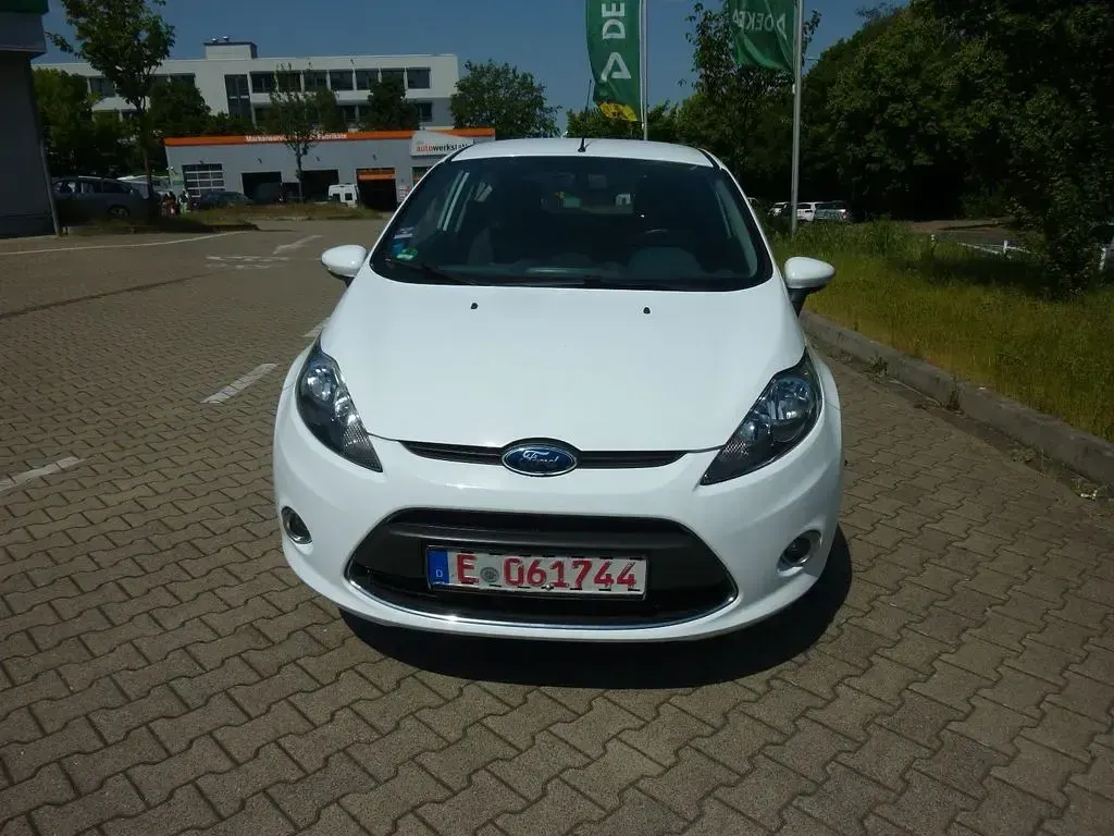 Gebraucht Ford Fiesta Trend 60 PS (44 kW) 2011 Weiß Limousine