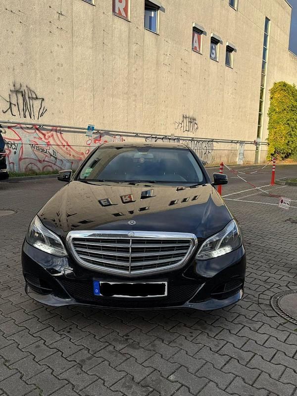Schwarz Gebraucht 2016 Mercedes E200 Limousine | 11.200 € (Teuer) - Bild 1/4